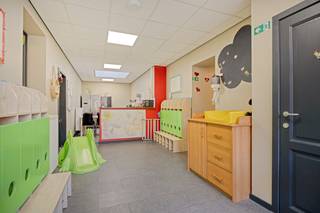 <p>In Nieuwerkerken vinden we dit bijzonder ruime en veelzijdige pand terug, momenteel ingericht als kinderopvang. <br /><br />Het gelijkvloers werd voor een stuk gerenoveerd en is netjes afgewerkt, met onder meer nieuwe ramen, vernieuwde elektriciteit en ruime, lichtrijke vertrekken. In de huidige functie is het pand dan ook meteen inzetbaar.<br /><br />Maar daar stopt het niet. Dankzij de grote oppervlakte en praktische indeling zijn er tal van andere mogelijkheden. Denk aan een kantoor- of praktijkruimte, een combinatie van wonen en werken of een volledig residentiële invulling. De huidige slaapkamers kunnen bijvoorbeeld perfect dienstdoen als burelen, vergaderlokalen of multifunctionele ruimtes. Iedere functiewijziging is uiteraard steeds te bekijken in functie van de nodige vergunningen en in overleg met de gemeente Nieuwerkerken.<br /><br />De verdieping biedt vandaag bijkomende kamers en veel ruimte, maar vraagt nog verdere modernisering en afwerking. Hierdoor kan een nieuwe eigenaar deze verdieping volledig naar eigen wens en noden inrichten.<br /><br />Achteraan sluit de ruime veranda van ca. 33 m² mooi aan op het gelijkvloers en vormt ze een aangename overgang naar de tuin. Ook buiten is er dus voldoende plaats om te ontspannen, te spelen of de buitenruimte verder in te richten volgens de toekomstige invulling van het pand.<br /><br />Een eigendom die vandaag perfect bruikbaar is als kinderopvang, maar met de juiste visie ook interessant kan zijn als kantoor, praktijkruimte, combinatie van wonen en werken of ruime gezinswoning. Een pand dat je vooral ter plaatse moet ervaren om de vele mogelijkheden ten volle te ontdekken.</p>