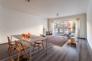 Wonen in de populaire Tentoonstellingswijk betekent rust, groen én een vlotte verbinding met het centrum van Antwerpen. Het appartement ligt op wandelafstand van park De Mastvest, winkels, scholen en openbaar vervoer. En alles wat je nodig hebt binnen handbereik. Dit ruime appartement van ca. 94 m² bevindt zich op de eerste verdieping van een verzorgd gebouw met lift. De lichte leefruimte biedt plaats voor een gezellige zithoek en eetkamer, terwijl de aparte keuken praktisch is ingericht en volledig uitgerust met moderne toestellen. Verder zijn er twee volwaardige slaapkamers, waarvan één met toegang tot het zuidgerichte terrasje, een badkamer met ligbad en een apart toilet. Een private kelderberging en de mogelijkheid tot aankoop van een autostaanplaats maken het geheel compleet. Kortom: een comfortabel en ruim appartement op een rustige, gegeerde locatie vlak bij het stadsleven. EPC: 131 kWh/m2, P-score: A, G-score: A, Stedenbouwkundige gegevens in aanvraag