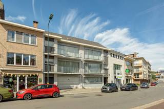 <p><span>Ontdek deze ruime woning met ongeveer 280 m² bewoonbare oppervlakte op een perceel van 500 m², ideaal voor een gezin dat op zoek is naar ruimte, comfort en tal van inrichtingsmogelijkheden.</span></p>
<p><span>De woning beschikt over mooie ruimtes en verkeert in goede algemene staat. Ze omvat vijf slaapkamers en daarnaast twee bureauruimtes, waardoor er heel wat mogelijkheden zijn voor een groot gezin en voor het creëren van extra ruimtes volgens uw behoeften.</span></p>
<p><span>De leefruimte biedt een aangename en lichtrijke omgeving. De veranda van ongeveer 20 m² vormt een extra leefruimte waar u het hele jaar door van de tuin kunt genieten.</span></p>
<p><span>Daarnaast beschikt de woning over terrassen op elke verdieping, zodat u op verschillende niveaus van de buitenruimte kunt genieten. Achteraan bevindt zich een tuin van ongeveer 500 m², ideaal voor gezellige familiemomenten, kinderen of liefhebbers van tuinieren.</span></p>
<p><span>Een garage voor twee wagens vervolledigt deze woning en biedt een bijzonder praktische parkeermogelijkheid voor een gezin.</span></p>
<p><span>De woning beschikt eveneens over een inrichtbare zolder van ongeveer 35 m², die extra mogelijkheden biedt voor bijvoorbeeld een slaapkamer, ontspanningsruimte of andere invulling naar eigen wens.</span></p>
<p><span>Met haar 280 m² bewoonbare oppervlakte, vijf slaapkamers, twee bureauruimtes, veranda van 20 m², terrassen op elke verdieping, tuin van 500 m², garage voor twee wagens en inrichtbare zolder van 35 m², biedt deze woning een uitzonderlijk potentieel voor wie op zoek is naar een ruime en veelzijdige gezinswoning. De woning beschikt bovendien over een EPC-label C.</span></p>
<p><span>Voor meer informatie of om een bezoek in te plannen, kunt u steeds contact met ons opnemen.</span></p>
<p><span>Century 21 Home Sweet Home</span></p>