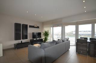 Zonnig appartement gelegen in één van de mooiste residenties op de Rederskaai met een terras vooraan en achteraan. Het appartement bestaat uit de inkom met toilet, bergruimte met aansluiting voor wasmachine, ruime woonkamer met terras aan de zuidkant, volledig ingerichte open keuken, 2 slaapkamersmet ingemaakte kasten, ruim terras aan de achterzijde, badkamer. Grote berging op het gelijkvloers, alsook gemeenschappelijke fietsenstalling.<br />Provisie gemeenschappelijke kosten + waterverbruik 100 euro/maand.