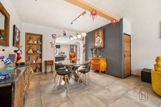 <p>Volledig gerenoveerde woning – Modern comfort en uitstekende energieprestaties<br /><br />Gelegen in een bijzonder gegeerde straat in Luingne, wacht deze charmante woning, volledig gerenoveerd met kwalitatieve materialen, op haar nieuwe eigenaars. Hier zijn geen werken meer nodig: u hoeft enkel uw meubels te plaatsen en meteen te genieten van het comfort van een recente renovatie.<br /><br />Bij het binnenkomen ontdekt u een uitnodigende inkomhal die leidt naar een ruime en lichtrijke leefruimte met open indeling en een grote, volledig uitgeruste keuken met eethoek. Op het gelijkvloers bevinden zich eveneens een moderne badkamer met bad en douche, een apart toilet, een kelder en een polyvalente ruimte die perfect kan dienen als bureau, thuiswerkruimte of speelkamer.<br /><br />Op de eerste verdieping geeft de nachthal toegang tot twee mooie slaapkamers met aangename volumes.<br /><br />Op de tweede verdieping werd de zolder volledig ingericht als een ruime extra slaapkamer.<br /><br />Buiten geniet u van een aangenaam terras en een volledig omheinde, ideaal georiënteerde tuin, perfect om te ontspannen met familie en vrienden.<br /><br />Troeven die het verschil maken:<br /><br />* Recente en kwalitatieve renovatie<br />* Uitstekende energieprestaties<br />* Zonnepanelen<br />* Warmtepomp<br />* Recent vernieuwd dak<br />* Recent vernieuwd plat dak<br />* Recente ramen<br />* Gegeerde en rustige ligging<br /><br />Een unieke kans voor wie op zoek is naar comfort, moderniteit en rust. Een bezoek is absoluut de moeite waard!</p>