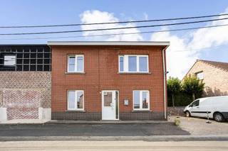 <p>Op zoek naar een instapklare woning in een rustige en aangename omgeving?</p>
<p>Deze woning is gelegen in een rustige straat, maar toch vlak bij een bushalte en een school, wat zorgt voor een uitstekende bereikbaarheid en een praktische ligging voor gezinnen.</p>
<p>Indeling</p>
<p>Op het gelijkvloers beschikt de woning over een aangename leefruimte met aansluitende eetplaats, een keuken, berging en wasplaats. Verder is er een aparte toiletruimte. Tussen de keuken en de leefruimte is nog een koer voorzien van 9 m², waardoor er ook natuurlijk lichtinval is in alle ruimtes op de gelijkvloers.</p>
<p>De eerste verdieping omvat drie slaapkamers en een badkamer.</p>
<p>Achteraan geniet de woning van een grote, zuidelijk georiënteerde tuin, ideaal om volop te genieten van zonnige dagen, te ontspannen of gezellig buiten te tafelen.</p>
<p>De woning werd in 2018 volledig gestript en gerenoveerd, waardoor ze vandaag in uitstekende en instapklare staat verkeert. Bij de renovatie werden onder meer de elektrische installatie volledig vernieuwd en conform gesteld en werd ook het dak vernieuwd.</p>
<p>Dankzij de uitgevoerde renovatiewerken beschikt de woning bovendien over een gunstig EPC-label C.<br /><br />Meer info? Een bezoek? Bel Jordi 0477/32.61.53</p>
