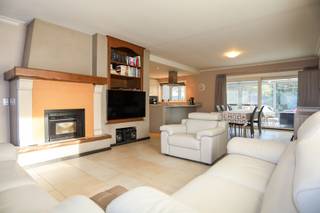 Deze woning is rustig gelegen in een residentiële villawijk, vlak bij het centrum van Haasdonk. Winkels, scholen en de oprit van de E17 bevinden...