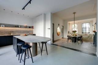 In het hart van ’t Zuid vinden we deze prachtige, instapklare woning.<br />Een buurt waar altijd wel iets te beleven valt.<br />Van bezienswaardigheden zoals het KMSKA tot hippe nieuwe restaurants etc.<br /><br />Deze karaktervolle woning werd met uitzonderlijke finesse gerenoveerd met behoud van authentieke elementen, van een prachtige authentieke, gerestaureerde gevel tot fantastische mouleren. Hier gaat authenticiteit hand in hand met modern design en comfort.<br /><br />De woning verwelkomt u in een prachtige royale inkomhal met opbergmogelijkheden. <br /><br />Op het gelijkvloers geniet u van een ruime leefruimte, een eetkamer en een hoogwaardige keuken met directe toegang tot een toffe stadstuin. <br />Grote raampartijen en hoge plafonds zorgen voor een aangename hoeveelheid lichtinval. <br /><br />Dankzij de moderne gashaard verwerkt in het keukenmeubilair heeft de woning letterlijk een warme, gezellige sfeer.<br /><br />De 1e verdieping maakt plaats voor werkelijk een unieke masterverdieping.<br />Een royale slaapkamer met dressing en onmiddellijke toegang tot een in de puntjes afgewerkte badkamer, voorzien van een grote inloopdouche, een ligbad en een custom wastafel.<br /><br />Vervolgens vinden we 3 slaapkamers op de volgende verdieping terug welke een douchekamer delen.<br />De derde verdieping maakt ruimte voor een polyvalente kamer.<br /><br />Op verschillende verdiepingen vinden we terrassen terug, wat deze woning nog unieker maakt.<br /><br />De praktische kelder omvat tevens een stijlvolle wijnkelder. <br /><br />Interesse?<br />Contacteer LISTED: +32 3 283 51 51.