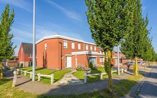 In het rustige Sint-Lodewijk, op slechts 2 kilometer van het centrum van Deerlijk, bevindt zich deze hoekwoning die zowel instapklaar als...