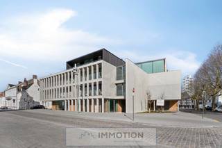 Dit instapklare appartement combineert hoogwaardige materialen met een sublieme ligging.<br /><br />De stijlvolle Obumex-keuken en de luxueus uitgeruste badkamer garanderen maximaal wooncomfort.<br />De ruime inkomhal beschikt over een ingebouwde vestiairekast, en de twee lichtrijke slaapkamers bieden een aangename leefruimte.<br /><br />Aan de voorzijde geniet u op het balkon van een uniek zicht op de majestueuze platanen langs de Dam en een zijdelings uitzicht op de Leie.<br />Aan de achterzijde bevindt zich een ruim leefterras, ideaal georiënteerd op de namiddag- en avondzon.<br /> <br />Er is een mogelijkheid tot aankoop van een ondergrondse parkeerplaats en/of garage.<br />Een private kelderberging is inbegrepen in de prijs.<br /><br />Voor een persoonlijke afspraak of meer informatie kunt u rechtstreeks contact opnemen met Christophe op het nummer 0497 41 37 37 of mailen naar christophe@immotion.be.