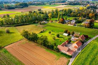 Prachtig in open landschap gelegen hoeve te koop te Geraardsbergen - Waarbeke.De hoeve heeft het karakter van een vierkantshoeve en bestaat volledig...