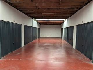 Ruime loods/magazijn opgedeeld in 11 garages en 6 loodsen. De totale oppervlakte bedraagt 1507 m². De verschillende entiteiten zijn...