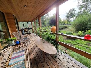 <br />Op zoek naar een plek waar elke dag aanvoelt als vakantie? Deze sfeervolle chalet ligt verscholen in een rustige, groene omgeving aan het einde van een doodlopende straat. Een unieke kans om te genieten van rust, natuur en comfort in één.<br /><br />De woning werd recent volledig vernieuwd en combineert moderne afwerking met een charmante uitstraling. Dankzij de isolatie van vloer, gevel en dak, dubbele beglazing en een warmtepomp (lucht/lucht) behaalt de chalet een gunstig EPC-label B. Ook de elektriciteit werd vernieuwd en goedgekeurd.<br /><br />Binnen geniet u van een gezellige leefruimte met open keuken, uitgerust met nieuwe toestellen. De badkamer is stijlvol ingericht met inloopdouche, lavabomeubel en toilet. Op de verdieping bevinden zich 3 tot 4 slaapkamers, ideaal voor familie of logees.<br /><br />Buiten brengt het ruime overdekte terras u meteen in vakantiesfeer. Hier kan u heerlijk ontspannen, omringd door groen. In de tuin is het zalig vertoeven en komt u volledig tot rust in dit natuurgebied, De Langdonken.<br /><br />Bijzonderheden:<br />- Ruime garage van 80m²<br />- Groot terras met ingebouwde BBQ<br />- Tweedeverblijfswoning.<br /><br />Laat u verrassen door de charme van deze woning en ervaar zelf het vakantiegevoel.<br />Plan vandaag nog uw bezoek via Dupont Vastgoed op <strong>015 15 15 15</strong>.<br />