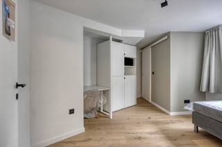 <span><span><strong>*Uniek investeringsvastgoed*</strong></span><br /><br />Aan de Stadsrand van de bruisende studentenstad Leuven namelijk op de hoek van de Naamsesteenweg met de Groenstraat kan je dit uniek opbrengstproject vinden. </span><span>Het pand is uiterst centraal gelegen, ideaal voor studenten zowel studerende in het centrum als de Campussen in Heverlee: Arenberg, UCLL, Sportkot... </span><span>Dit opbrengstpand </span><span>omvat 35 moderne entiteiten namelijk 31 kamers privatief sanitair en 4 studio's voorzien van al het nodige comfort en bemeubeling. </span><br /><br /><span>Alle entiteiten </span><span>kunnen indien gewenst voorzien worden van een verhuring.</span><span> Nettorendement 3,5%. Oplevering verbouwing start academiejaar 2024-2025.</span><br /><br /><span><strong>Wens je meer informatie? Dat kan ! Contacteer onze Expert Investeringsvastgoed: Jacky 0495 53 46 49 of jacky@connect-immo.be</strong></span><br /><br /><span>EPB Startverklaring!</span><br /><span>wg, gdv, gvkr, gvv</span>