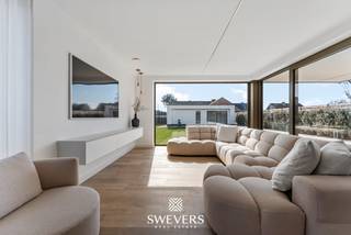 Voor meer info en foto’s, surf naar www.swevers.be – Deze exclusieve architectenwoning in de Meelbergstraat in Paal, gebouwd in 2025,...