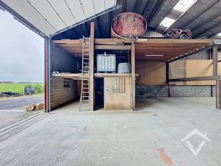 Loods gelegen te Koekelare, langs een mooie invalsweg tussen Torhout en Diksmuide. Elektriciteit voorzien. De onroerende voorheffing valt ten laste van de huurder. Direct beschikbaar. <br /><br />Mogelijkheid om de loods te gebruiken als opslagplaats van goederen of stallingsruimte van auto's of caravans. <br /><br />Oppervlakte 280 m². Poorthoogte 4 m. Huurprijs 750 €/mnd + BTW.
