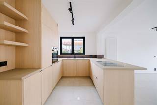 Vous êtes à la recherche d'un bel appartement à vendre près du centre de Saint-Nicolas ? Ne manquez pas de découvrir cet appartement rénové à...