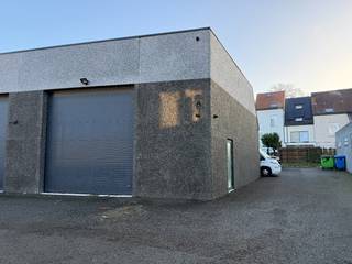 Goed gelegen bedrijfsunit met 5,5m vrije hoogte in half-open bebouwing met een oppervlakte van 94m² en 1 privatieve staanplaats achter het gebouw...