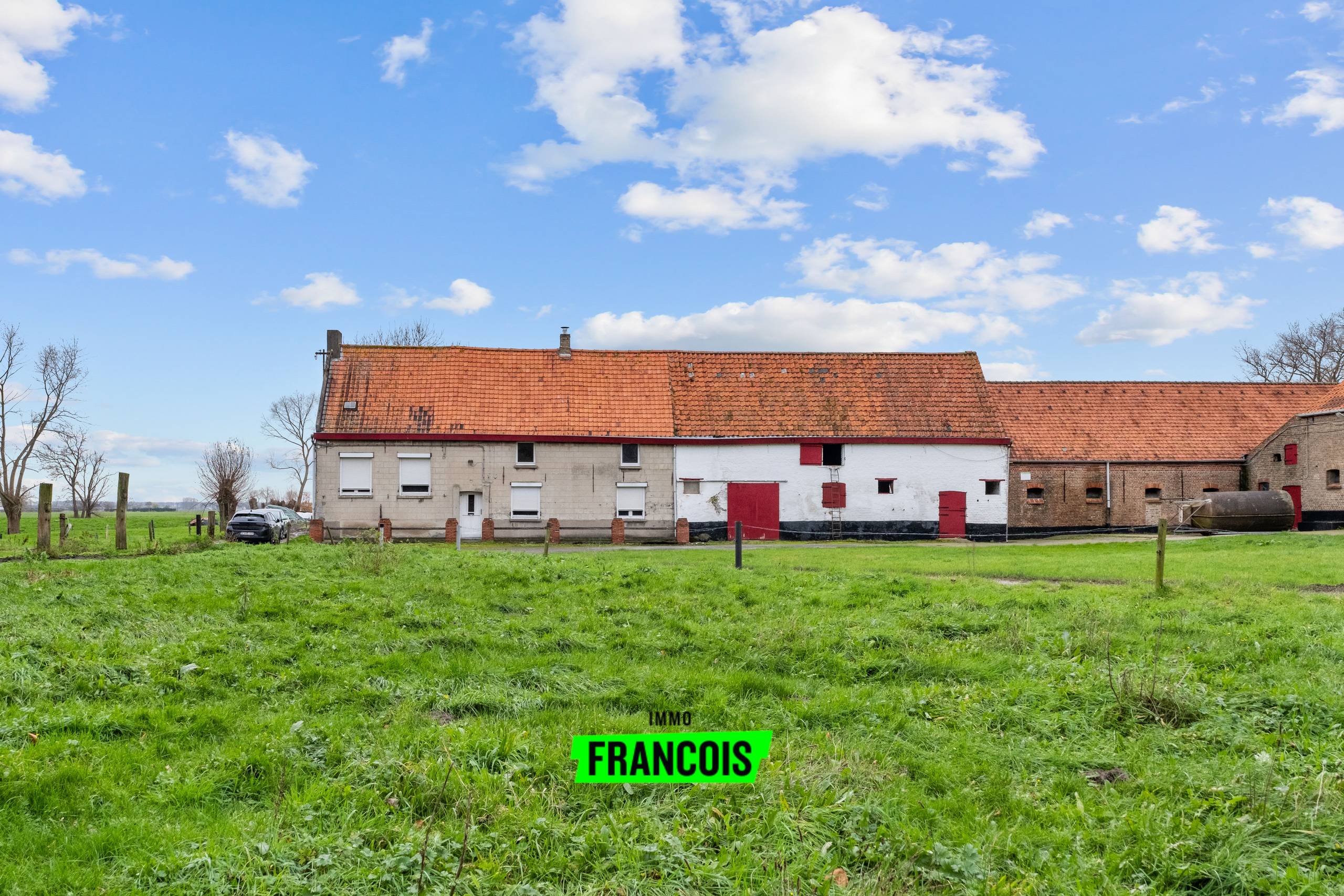 Te renoveren boerderij gelegen op een terrein van 5,3 hectare in het rustige Damme! - foto 3