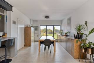 Op een <strong>centrale</strong> <strong>en toch rustige ligging in Waregem</strong>, presenteren wij deze uitzonderlijk ruime halfopen woning met een bewoonbare oppervlakte van maar liefst<strong> 403 m²</strong>.<br /><br />De woning is deels gerenoveerd en biedt een waaier aan mogelijkheden. Dankzij de indeling en royale oppervlakte leent dit pand zich perfect als kangoeroewoning, voor wie op zoek is naar een praktijkruimte aan huis, of voor wie simpelweg de ruimte wenst van een zeer grote gezinswoning.<br /><br />De ligging in de Vredestraat is uiterst interessant: <strong>vlakbij het stadscentrum, winkels, scholen en met een vlotte verbinding naar de E17 en omliggende gemeenten.</strong><br /><strong>Kortom: een unieke kans voor wie op zoek is naar ruimte en mogelijkheden!</strong>
<h4>Indeling: </h4>
<h4>Gelijkvloers:</h4>
<p>inkom, grote open keuken met eet- en zitruimte, voorzien van airco, wasplaats, toilet, polyvalente ruimte/showroom/praktijkruimte, aparte werkplaats, aangelegd terras met overkapping</p>
<h4>Verdieping:</h4>
maar liefst 5 ruime slaapkamers en 2 badkamers<br /><br />Aanwezigheid van ondergrondse garage/kelder.
<h4>Troeven:</h4>
<ul>
<li>Regenwater 10.000 L</li>
<li>Airco zowel beneden als boven</li>
<li>Boorput</li>
<li>Zonnepanelen</li>
<li>403 m<sup>2</sup> bewoonbare oppervlakte</li>
<li>2 badkamers</li>
<li>5 slaapkamers</li>
<li>Polyvalente ruimte/showroom/praktijkruimte</li>
<li>Afgesloten dubbele carport</li>
<li>Werkplaats</li>
</ul>
<br />Voor meer info, contacteer Martijn via 0470/62.95.68 of via martijn@maesconceptimmo.be<br />