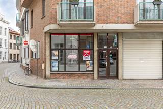 <p>Te koop:handelspand in het hart van Mechelen, op de Melaan, vlakbij de Vismarkt en diverse scholen.</p>
<p> </p>
<p>Dit handelspand is commercieel uitstekend gelegen in een levendige en toeristische zone. De ligging op de Melaan biedt directe toegang tot het historische centrum, met scholen zoals het Conservatorium, Scheppers en TSM op wandelafstand.</p>
<p> </p>
<p>Belangrijkste ruimtes:<br />• Commerciële zone<br />• Toilet (voor klanten en personeel)<br />• Berging<br />• Keukenruimte geschikt voor horeca-activiteiten</p>
<p> </p>
<p>Troeven:<br />• Commercieel goed gelegen in het centrum van Mechelen<br />• Nabij Vismarkt en scholen, ideaal voor constante passage</p>
<p> </p>
<p>Neem vandaag nog contact op met je ERA-makelaar voor een bezoek.</p>
<p> </p>
<p>JOUW DROOMHANDELPAND. ZO GEVONDEN!</p>