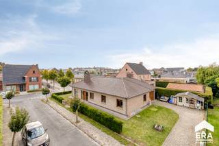 Deze instapklare alleenstaande laagbouwvilla combineert een uitstekende centrale ligging met rust, ruimte en hedendaags wooncomfort. Dankzij...