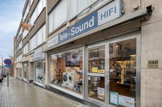 Deze ruime handelszaak van +/- 165m², gelegen in het kloppend commercieel hart van Neder-Over-Heembeek, biedt alles wat een moderne ondernemer...