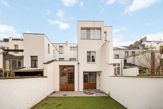 Prestigieus herenhuis gelegen in een rustige doodlopende straat aan de Dageraadplaats in de hippe wijk Zurenborg. Deze stijlvolle woning,...