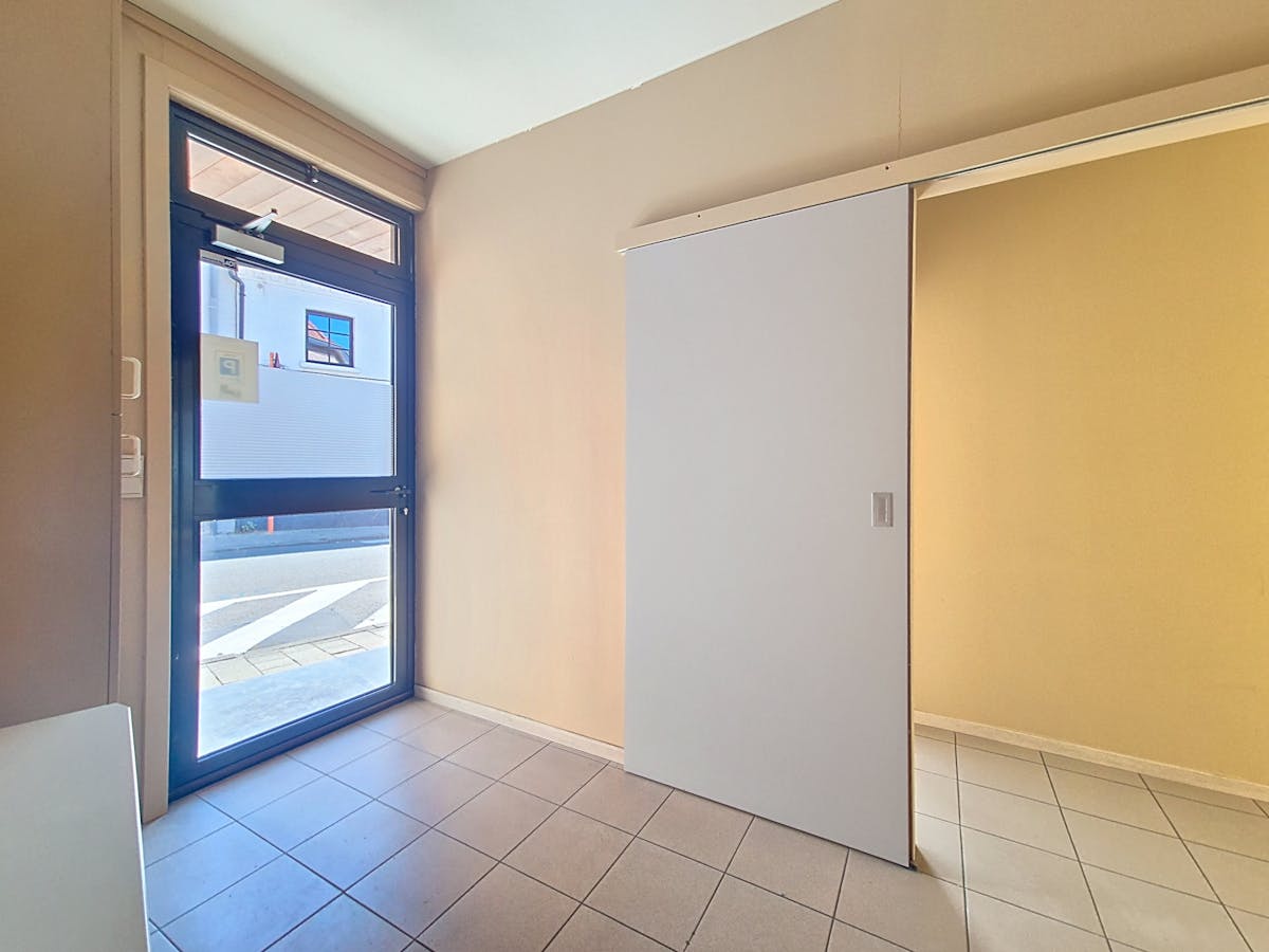 Easily accessible office (70 m²) for rent in the center of Drongen - photo 2