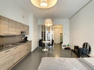 <p>Imaginez-vous rentrer chez vous en plein cœur de Leuven, dans un studio lumineux et parfaitement entretenu, niché au premier étage d'un immeuble construit en 2012. Situé Parijsstraat, à deux pas de toutes les commodités, ce bien conjugue calme résidentiel et proximité immédiate du centre-ville. Un cadre idéal pour qui recherche un pied-à-terre fonctionnel, moderne et prêt à l'emploi.</p><p>Dès l'entrée, l'espace de vie s'ouvre sur une cuisine équipée de 7 m², pensée pour allier praticité et convivialité. La chambre, généreuse pour un studio avec ses 10 m², offre un véritable coin nuit séparé, un vrai plus pour l'intimité au quotidien. La salle de bain de 6 m², avec douche intégrée dans la baignoire, complète l'ensemble avec une finition soignée. Une cave vient s'ajouter aux espaces de rangement, pratique pour libérer de la place dans les 47 m² habitables. Un agréable terrasse de 6 m² permet de profiter de quelques instants en plein air, thé ou café à la main.</p><p>Ce bien se distingue par ses nombreux atouts pratiques : un garage fermé et un emplacement de parking intérieur sont inclus, un confort non négligeable en centre-ville. L'immeuble dispose d'un ascenseur, d'un interphone vidéo pour la sécurité, et d'un syndic assurant la gestion des parties communes. Les châssis à double vitrage et le chauffage central au gaz garantissent une bonne isolation, confirmée par un excellent certificat PEB de catégorie A (77 kWh/m²/an). L'ensemble est en parfait état, move-in ready, pour un emménagement sans tracas.</p><p>Côté emplacement, tout est pensé pour simplifier le quotidien : commerces, écoles, arrêts de transports en commun, centre sportif, gare et accès autoroutiers se trouvent à proximité immédiate. Un emplacement central qui séduira autant les étudiants que les jeunes actifs ou les investisseurs. Séduit par ce studio au cœur de Leuven ? Contactez notre agence dès aujourd'hui pour organiser une visite et venez découvrir par vous-même ce bien qui n'attend que vous.</p>
