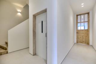 Belle maison à vendre au cœur d'Ypres. Cette magnifique maison dispose de 5 chambres et de deux salles de bain. La maison a été entièrement rénovée en 2025 et bénéficie des techniques les plus modernes. Il y a un bel espace extérieur au rez-de-chaussée et au premier étage. La maison est chauffée de manière efficace sur le plan énergétique grâce au chauffage au sol par pompe à chaleur. Situé dans la Stuersstraat 49, à quelques pas de la Grote Markt, des forteresses et de la gare. Cette maison dispose également d'un ascenseur, ce qui constitue une valeur ajoutée incontestable.MISE EN PAGERez-de-chaussée : hall d'entrée spacieux - pièce du rez-de-chaussée - ascenseur - toilettes séparées - salon lumineux avec cuisine ouverte, équipée de tous les appareils électroménagers et îlot - débarras à côté de la cuisine - jardin urbain avec terrasse et escaliers menant à la terrasse ensoleillée du premier étage.Premier étage (accessible par ascenseur) : Hall de nuit avec toilettes séparées - chambre principale avec accès à la terrasse - dressing/bureau - salle de bain spacieuse avec lavabo, baignoire et douche à l'italienne.Deuxième étage (accessible par ascenseur) : Hall de nuit avec toilettes - deux belles chambres, chacune avec sa propre salle de bain, équipée d'un lavabo et d'une douche.Troisième étage : Grenier meublé pouvant servir de bureau ou de chambreDe plus, cette maison à vendre dispose également d'un sous-sol spacieux et pratique.POINTS FORTS- Ascenseur disponible ! - Rénové de manière qualitative jusque dans les moindres détails ! - Panneaux solaires et pompe à chaleur (chauffage au sol)- 5 chambres et 2 salles de bain- Étages supérieurs équipés de climatisation/pompe à chaleur - Emplacement central à Ypres - Orientation sud du jardin et de la terrasse sur le toit