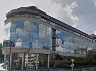 Offices with easy acces by car and by public transport, close to amenities such as the Woluwe Shopping centre and the Cora.