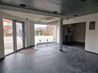 Ben je op zoek naar een ideale handels- of kantoorruimte? Zoek niet verder! Dit commerciële kantoor is gelegen op het gelijkvloers en beschikt...