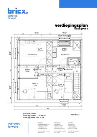 In een rustige buurt in Kuurne worden 3 moderne nieuwbouwwoningen gerealiseerd met oog voor kwaliteit, comfort en duurzaamheid. Deze woningen worden gebouwd volgens de nieuwste EPB-normen en zijn voorzien van vloerverwarming, een lucht/water warmtepomp (Daikin) en zonnepanelen – ideaal voor wie energiezuinig wil wonen.<br /><br />Elke woning beschikt over:<br />- Een lichtrijke leefruimte met open keuken<br />- 3 slaapkamers<br />- Badkamer met bad én douche<br />- Apart toilet op elk niveau<br />- Diverse bergingen, zolderluik én privatieve tuin met terras<br />- Parkeerplaats(en) bij te kopen<br />- Uitweg via een poortje achteraan de tuin<br /><br />De strakke architectuur combineert een wit-grijze gevelsteen met zwarte/antraciet ramen in pvc en een zwart hellend dak. Alle woningen zijn voorzien van superisolerend glas, ventilatiesysteem D en een regenwaterput van 7.500L.<br /><br />Troeven:<br />✅ Vloerverwarming op beide verdiepingen<br />✅ Lucht/water warmtepomp + zonnepanelen<br />✅ Ventilatiesysteem D met warmterecuperatie<br />✅ Energiezuinig en onderhoudsvriendelijk<br />✅ Rustige ligging nabij centrum en voorzieningen<br /><br />De opgegeven prijs is btw exclusief en zonder aankoopkosten. <br />Mogelijkheid aan 6% btw op constructiewaarde en 12% registratierechten op grondwaarde indien voldaan aan voorwaarden.