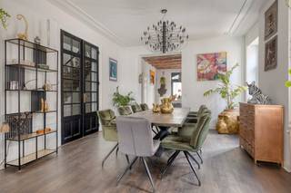 <strong>Authentiek en stijlvol gerenoveerde herenwoning in hartje Tongeren – Kruissteenweg 16.</strong><br /><br />Deze prachtige herenwoning geniet van een uiterst centrale ligging in Tongeren, vlakbij de N79 en de R72 (de ring rond de stad).<br />Dankzij deze strategische locatie bereik je vlot zowel het stadscentrum als omliggende gemeenten. Winkels, scholen en openbaar vervoer bevinden zich bovendien op wandelafstand.<br /><br />Dit gracieus herenhuis, gebouwd in de late 19de eeuw, bevindt zich op een perceel van 3a50ca en beschikt over een indrukwekkende bewoonbare oppervlakte van maar liefst 411m².<br />De woning telt momenteel vijf ruime en elegante slaapkamers, met de mogelijkheid tot het creëren van een zesde kamer.<br /><br />In 2022 en 2023 onderging het pand een totaalrenovatie waarbij onder meer elektriciteit, leidingen, sanitair, ramen, verwarmingsinstallatie en isolatie volledig vernieuwd werden.<br />Daarnaast werd een luxueuze eilandkeuken geplaatst en werden twee moderne, hoogwaardig afgewerkte badkamers ingericht.<br />Deze woning combineert hedendaags comfort met het behoud van haar historisch karakter. Kenmerkend zijn de hoge plafonds (ca. 4 m op het gelijkvloers en 3 m op de verdieping), de royale leefruimtes, de statige inkom- en trappenhal, authentieke sierschouwen in de slaapkamers, originele binnendeuren en prachtige plafondmoulures.<br /><br /><strong>Indeling:</strong><br />Bij binnenkomst leidt de imposante inkomhal naar de leefruimte, bestaande uit een gezellige zithoek met ingebouwde gashaard en een lichtrijke eetkamer.<br />Aansluitend bevindt zich de ruime, volledig uitgeruste eilandkeuken voorzien van alle hedendaagse kooktoestellen.<br />De veranda achteraan geeft toegang tot een bureauruimte en een praktische berging.<br />Op het gelijkvloers vind je verder nog een wasplaats, een gastentoilet en extra bergruimte.<br />De woning is bovendien ook bereikbaar via de Klinkerstraat.<br /><br />De eerste verdieping omvat een stijlvolle master bedroom aan de voorzijde, twee ruime slaapkamers, een apart nachttoilet en een volledig ingerichte badkamer met ligbad, dub<br />bele wastafel en ruime inloopdouche.<br />Via de prachtige trappenhal bereik je de tweede verdieping. Hier bevinden zich twee bijkomende ruime slaapkamers (waarvan één opsplitsbaar), een dressingruimte en een tweede badkamer met dubbele wastafel en douche.<br /><br />De recent geïsoleerde zolderverdieping van 75m² biedt tal van mogelijkheden (hobbyruimte, extra kamers, etc.). Daarnaast is de woning deels onderkelderd met een gewelfde kelder bestaande uit een CV-ruimte en drie praktische bergruimtes.<br /><br />Achteraan geniet je van een zonnig georiënteerd terras met een aangename stadstuin.<br />Via een automatische toegangspoort in de Klinkerstraat bereik je de garage met extra staanplaats en laadpaal.<br /><br /><strong>Voornaamste troeven van deze unieke herenwoning:</strong><br />- Topligging in het centrum van Tongeren met uitstekende bereikbaarheid<br />- Karaktervolle herenwoning met historische uitstraling en erfgoedwaarde<br />- 5 ruime slaapkamers (mogelijkheid tot 6) en 2 badkamers<br />- Volledig gerenoveerd met hoogwaardige materialen en behoud van authentieke elementen<br />- Nieuwe ramen en conforme elektriciteit<br />- Energiezuinige verwarmingsinstallatie (recente HR-ketel)<br />- Luxueuze leefkeuken en moderne badkamers<br />- Stadstuin, garage, autostaanplaats en laadpaal<br />- Veelzijdige, geïsoleerde zolderverdieping<br /><br />Voor meer info of een bezoek ter plaatse, contacteer ons op 0473 79 29 30 of mail naar luc@vestio.com