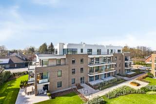 Welkom in Domein Beverhof, een uniek woonproject in de rand rond Beveren-Roeselare.<br />Dit project ligt vlakbij het centrum van Beveren en op fietsafstand van het station en de binnenstad van Roeselare. Het combineert zijn unieke ligging in het groen met een uitstekende bereikbaarheid, zowel met de wagen als met de fiets. De E403-snelweg is vlot en snel bereikbaar via de Beversesteenweg.<br /><br />Dit appartement is gelegen op de gelijkvloerse verdieping, en is voorzien van een twee leuke terrassen.<br />De indeling is als volgt: een inkomhal en gastentoilet, lichtrijke woonkamer met goed uitgeruste open keuken, ruime berging, twee slaapkamers, twee badkamers en ruime zonneterrassen. De open leefkeuken is een echte eyecatcher in de lichtrijke leefruimte!<br />Verder kunnen we vanuit het appartement makkelijk naar de ondergrondse garage waar de verschillende privatieve garages gelegen zijn.<br /><br />De kwalitatieve afwerking van het interieur zorgt voor een perfect gevoel van leef-en wooncomfort.<br />De expertise van een ervaren bouwpromotor en bouwteam staan garant voor de verantwoorde keuze van Uw investering.<br />De gebruikte technieken (lucht-water warmtepomp) en de doorgedreven isolatie en ventilatie, resulteert tevens in energiezuinige appartementen.<br /><br />Ontdek snel dit prachtige appartement, gelegen op een toplocatie. Plan uw afspraak via 051|201.400.<br /><br /> 