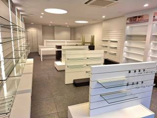 Uitstekend gelegen winkel- of kantoorruimte te Geel-centrum bestaande uit: commerciële- of kantoorruimte (+/-100m²), bergingen, apart toilet...