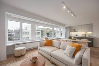 <ul>
	<li>Dit <strong>ruim (110m<sup>2</sup>) drie slaapkamer</strong> appartement is gelegen langs de Alfons Pieterslaan, vlakbij: <strong>strand</strong>, winkels, centrum, ...</li>
	<li>Vanop de <strong>6e verdieping </strong>(penthouse) geniet je er van veel natuurlijk daglicht en een mooi <strong>open zicht!</strong></li>
	<li>Het appartement heeft in 2026 een kwalitatieve <strong>totaalrenovatie</strong> genoten met kwalitatieve materialen zoals: parketvloer, <strong>ingemaakte kasten</strong>, perfect afgewerkte keuken, ...</li>
	<li>De indeling is als volgt: inkom, leefruimte met open keuken, drie ruime slaapkamers, berging, toilet, badkamer, terras achteraan en kelderberging.</li>
	<li>Bijkomende kenmerken: <strong>gunstige EPC score</strong>, conforme elektrische keuring en asbest veilig attest.</li>
	<li>Tevens is er een mogelijkheid om de meubels bijkomend aan te kopen.</li>
	<li>Het ideale woonappartement of tweede verblijf.</li>
</ul>