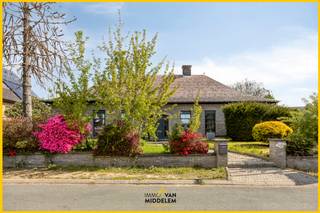 Immo Van Middelem biedt deze verrassend ruime (+/- 335 m²) en goed onderhouden villa aan met 6 kamers (7de mogelijk), 3 badkamers, dubbele...