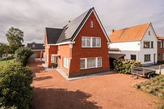 Deze ruime open bebouwing vinden we terug in aangename omgeving te Evergem.<br /><br />Huidige eigenaren kochten de woning in 1993 en hebben sindsdien de eigendom fantastisch goed onderhouden en opgefrist waar nodig! In recente jaren werden enkele doordachte investeringen gedaan, zowel op energetisch als op technisch vlak. De combinatie van dit alles zorgt ervoor dat de gebouwen in fantastische staat verkeren.<br /><br />Indeling van de woonst:<br />inkomhal, eetplaats, zithoek, geïnstalleerde keuken (2010), berging/wasplaats, toilet, badkamer. Op de 1ste verdieping vinden we de nachthal, een 2de toilet en 3 volwaardige slaapkamers. Er is een ruime zolder en droge kelder aanwezig.<br />In het garagegebouw zijn er nog een werkplaats, geïnstalleerde sauna en een ingerichte gastenkamer met extra sanitair voorzien. <br /><br />Technisch:<br />- EPC C (geen renovatieplicht)<br />- elektriciteit conform (inclusief schema's)<br />- geen asbestmaterialen gevonden (onderdak vernieuwd in 2000)<br />- centrale verwarming<br /><br /><br />Op zoek naar een ruime woning op een rustige locatie in Evergem? Aarzel dan niet om ons te contacteren voor een vrijblijvend bezoek via 0468/20 15 30 of quinten@qubic-vastgoed.be <br /> 