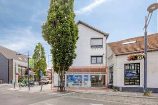 Voor verdere info of een vrijblijvende waardebepaling van uw eigendom: info@homixx.be of 016 84 96 84.<br /><br />Met veel genoegen stellen wij dit veelzijdige en uiterst gunstig gelegen pand aan u voor, bestaande uit een handelspand op het gelijkvloers (62 m²) en een verrassend ruim duplex-appartement op de bovenverdiepingen (120 m²). (apart of samen aan te kopen) Deze eigendom vormt een ideale opportuniteit voor ondernemers die wonen en werken willen combineren, of voor de alerte investeerder op zoek naar een aantrekkelijk opbrengsteigendom op een echte toplocatie. <br /><br />Het gelijkvloerse handelspand biedt dankzij de strategische ligging uitstekende visibiliteit en mogelijkheden voor diverse commerciële doeleinden of een vrij beroep. <br />Een van de absolute troeven van dit pand is de ruime parkeergelegenheid in de directe omgeving, wat een enorm comfort biedt voor zowel bewoners, klanten als bezoekers. <br /><br />Komt u eens kijken?!