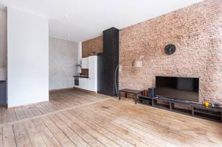 In de Brederodebuurt, op wandelafstand van het bruisende Zuid, bevindt zich dit charmante appartement in de Montignystraat van ca 81 m². Een levendige buurt met tal van gezellige restaurants, koffiebars en winkels, terwijl ook het openbaar vervoer vlot bereikbaar is.<br /><br />Binnenin zorgen authentieke bakstenen muren, een houten plankenvloer en hoge plafonds voor een interieur vol karakter. De leefruimte geniet dankzij de grote raampartijen van een aangename lichtinval. De originele schouw vormt een mooie blikvanger en de dubbele terrasdeuren geven de ruimte extra charme.<br /><br />Aansluitend bevindt zich de open keuken, die praktisch is ingericht en voorzien is van de nodige toestellen.<br /><br />Verder beschikt het appartement over een ruime masterbedroom met aansluitend terras en een badkamer uitgerust met een inloopdouche en lavabo. De tweede slaapkamer kan perfect worden ingericht als kinderkamer, dressing of bureau.<br /><br />Een praktische berging in het appartement met aansluiting voor wasmachine en privatieve kelderberging zijn eveneens inbegrepen.<br /><br />Een appartement met karakter, authentieke elementen en een uitstekende ligging, interessant voor zowel eigen bewoning als investering.