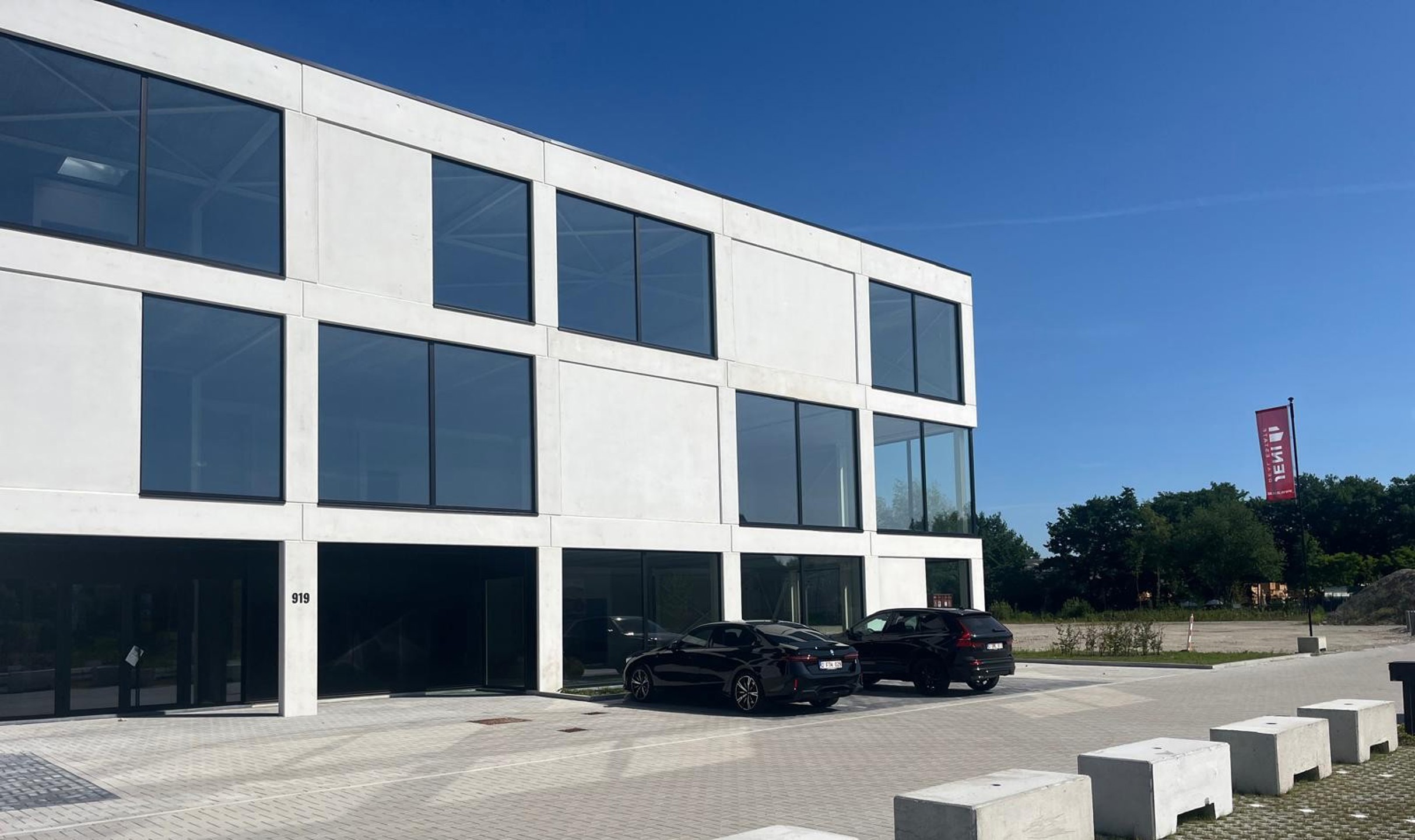 BTS Bedrijvenpark "De Zwaan" magazijnen met kantoor/showroom - foto 1