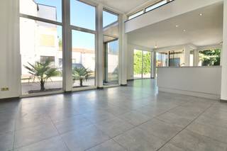 Deze ruime woning is gelegen aan de rand van Eeklo nabij alle belangrijke invalswegen en op fietsafstand van het centrum van Eeklo. Deze...