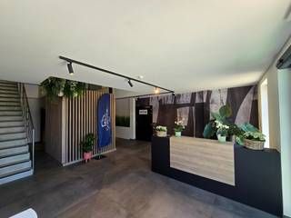 Terbeschikkingstelling van infrastructuur in vernieuwde kantoren gelegen op het industrieterrein Genk-Noord zone 4, langs het gekende PLOT, vlakbij de N76 Diepenbeek-Genk-Oudsbergen-Bree en tussen de afritten nr. 30 Midden-Limburg &amp; nr. 31 Genk-Centrum E314. <br /><br />Er zijn kantoren beschikbaar vanaf 21 m², ev. mogelijk tot het bemeubelen. De kantoren zijn luxueus en praktisch ingericht en voorzien van alle uitgebreide infrastructuur o.a. klimatisatie, badgesysteem, ontspanningsruimten, gemeenschappelijke vergaderruimten,... Voldoende parkeergelegenheid op eigen terrein. Mogelijkheid om intern te verhuizen naar grotere/kleinere kantoren. <br /><br />De maandelijkse vergoeding is een prijs all-in m.a.w. vergoeding kantoor, verbruik nutsvoorzieningen, gebruik vergaderzalen, schoonmaak, gebruik van de gemeenschappelijke ruimten, buiten onderhoud &amp; parking, onroerende voorheffing,... <br /><br />De wetgeving op de woninghuur en de handelshuur zijn op deze overeenkomsten niet van <br />toepassing.<br /><br />Voor meer info bel Dario op 0472/09.27.56 of 011/22.19.17 - dario@limburgsvastgoed.be of www.limburgsvastgoed.be