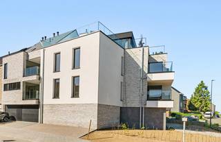 MODERN kwalitatief duplexappartement met terras en autostaanplaats, goedgelegen aan het station, en energiezuinig. Instapklaar.Indeling: hal, apart...