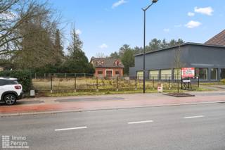 Ben je op zoek naar de perfecte plek om jouw eigentijdse droomwoning vorm te geven?<br />Deze prachtige bouwgrond aan de Staatsbaan in Bekkevoort beschikt over een royale perceeloppervlakte van 1.207 m².<br />De ligging combineert een vlotte bereikbaarheid met de nodige ruimte om te ontspannen. Dankzij de strategische uitvalswegen ben je in een mum van tijd op weg naar je werk of het stadscentrum, terwijl je op je eigen perceel geniet van een heerlijk grote tuin.<br /><br />Het grote voordeel van een nieuwbouw op dit terrein is dat je vanaf de basis kunt inzetten op de allernieuwste normen inzake energiezuinigheid. Je bouwt een duurzame, toekomstbestendige woning met een optimaal binnenklimaat en minimale energiekosten. <br /><br />Heb je interesse in deze bouwgrond?<br />Maak vandaag nog je afspraak!<br />Mail naar info@immopersyn.be of bel 013 444 008.<br />