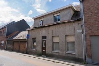 <p>Ruim renovatieproject te Zele!</p>
<p>Dit pand in Zele biedt een unieke kans. Of je nu wil renoveren naar jouw smaak of een nieuw project wil ontwikkelen, deze woning biedt verschillende mogelijkheden.</p>
<p>De woning heeft een goede ligging met gemakkelijke toegang tot voorzieningen.</p>
<p>Neem contact met ons op<span> </span>voor meer informatie.</p>