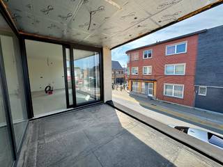 Ontdek dit exclusieve nieuwbouwproject in het centrum van Assenede, op de hoek van de Diederikstraat en de Kriekerijstraat. Dit kleinschalige project omvat vijf stijlvolle appartementen en twee moderne woningen, waarbij comfort, energiezuinigheid en een hoogwaardige afwerking centraal staan. Elke entiteit beschikt over een private parkeerplaats en bewoners kunnen gebruikmaken van een gemeenschappelijke fietsenberging. Bovendien krijgt u als koper nog de vrijheid om zowel de keuken als de badkamermeubels volledig naar eigen smaak samen te stellen, zodat uw nieuwe thuis perfect aansluit bij uw persoonlijke woonwensen.<br /><br />Dit royale hoekappartement op de eerste verdieping biedt een indrukwekkende bewoonbare oppervlakte van 150,81 m². Dankzij de hoekligging geniet de ruime leefruimte met open keuken van een uitzonderlijke lichtinval en een aangenaam ruimtelijk gevoel.<br /><br />Het appartement beschikt over 3 ruime slaapkamers, een praktische bergruimte aansluitend aan de keuken en een gezellig terras van 8,19 m² waar u heerlijk kunt genieten van het buitenleven.<br /><br />Het appartement is bereikbaar met de lift en combineert een doordachte indeling met een kwalitatieve afwerking.<br /><br />Meer info of een bezoek? Bel WIJSvastgoed +32 9 395 80 10 !