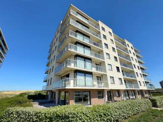 Instapklaar hoekappartement vlak bij duinen en strandModern en gemeubeld gelijkvloers hoekappartement voor 4 pers. Het omvat een lichtrijke,...