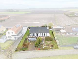 <p><strong>Ligging &amp; indeling</strong></p><p>In het charmante en groene Boekhoute bevindt zich deze vrijstaande woning op Meuleken 50, een unieke kans voor wie op zoek is naar een rustig gelegen huis met tal van mogelijkheden. De woning ligt in een verkeersarme regio, waardoor u er kunt genieten van absolute sereniteit, open landschappen en een onbelemmerd zicht op het karakteristieke polderlandschap.</p><p>Bij het betreden van de woning komt u binnen in een gezellige leefruimte die naadloos aansluit op de open keuken. De grote ramen zorgen voor veel natuurlijk licht en brengen het landelijke uitzicht volledig tot zijn recht. De woning beschikt verder over twee slaapkamers, ideaal voor een klein gezin, koppel of hobbyruimte.</p><p>Aan de tuinzijde bevindt zich een ruime veranda, perfect om het hele jaar door van de groene omgeving te genieten. Deze ruimte biedt tal van mogelijkheden als eetruimte, ontspanningshoek of uitbreiding van de leefruimte. Daarnaast is er een inpandige garage, die zowel praktisch als veelzijdig is in gebruik.</p><p>De woning is te moderniseren, wat u de kans geeft om alles naar eigen smaak en comfort te renoveren. Met zijn sterke basis, rustige ligging en magnifieke uitzichten vormt dit pand een bijzonder aantrekkelijk geheel voor wie droomt van wonen in alle rust en groen.</p><p><br /></p><p>UW DROOMWONING? ZO GEVONDEN!</p>