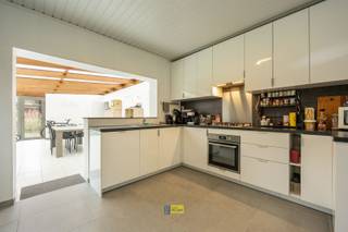 Instapklare woning met twee slaapkamers op ruim perceelLocatie:Deze half open bebouwing is centraal gelegen in het groene Sint-Lenaarts, met scholen,...