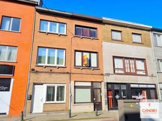 Deze opbrengsteigendom met 6 slaapkamers bevindt zich op slechts 1 kilometer van het centrum van Gent.Op het gelijkvloers bevinden zich een...