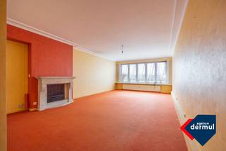 Ruim en verzorgd appartement met 1 slaapkamer in Residentie Monte Carlo. Het appartement is gelegen op de vijfde verdieping en geniet een topligging aan de zeedijk. Vanuit de living heeft u een mooi zijdelings zeezicht. Het appartement beschikt ook nog over een praktische linnenkamer op het 8ste verdiep, een privatieve kelder en een fietsenberging. Dankzij de centrale ligging bent u vlakbij winkels en openbaar vervoer, wat het comfort en de bereikbaarheid nog extra verhoogt. Interesse? Neem contact met ons op voor meer informatie of een bezichtiging.